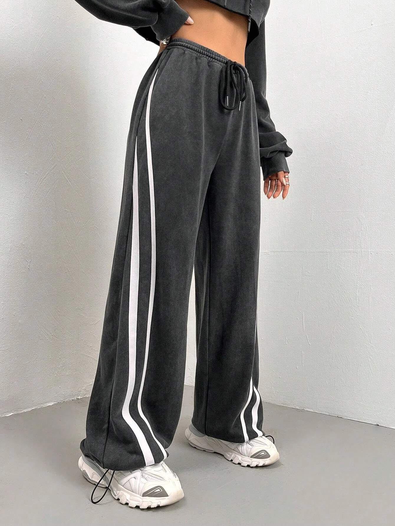 Contrast Tape Drawstring Sweatpants – Stylish & Comfortable