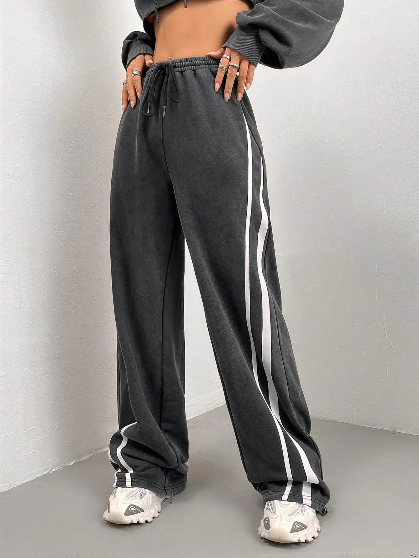 Contrast Tape Drawstring Sweatpants – Stylish & Comfortable