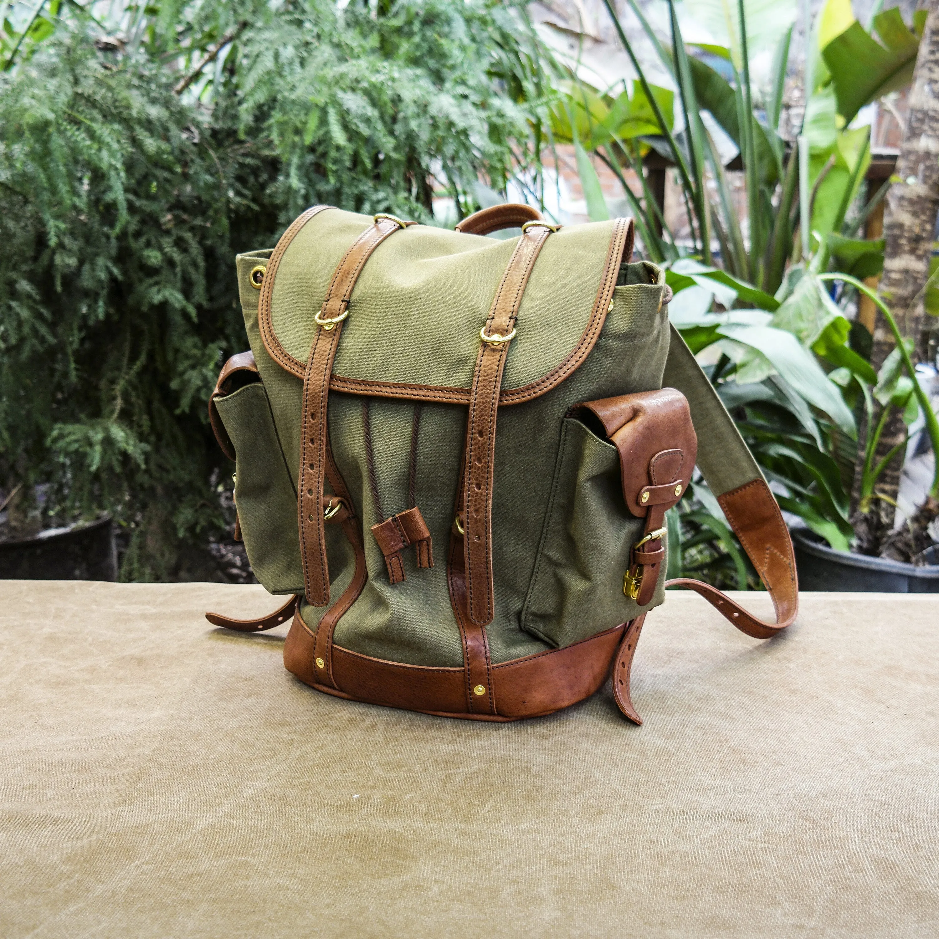 Cowhide canvas backpack, daily commuting and short distance travel backpack