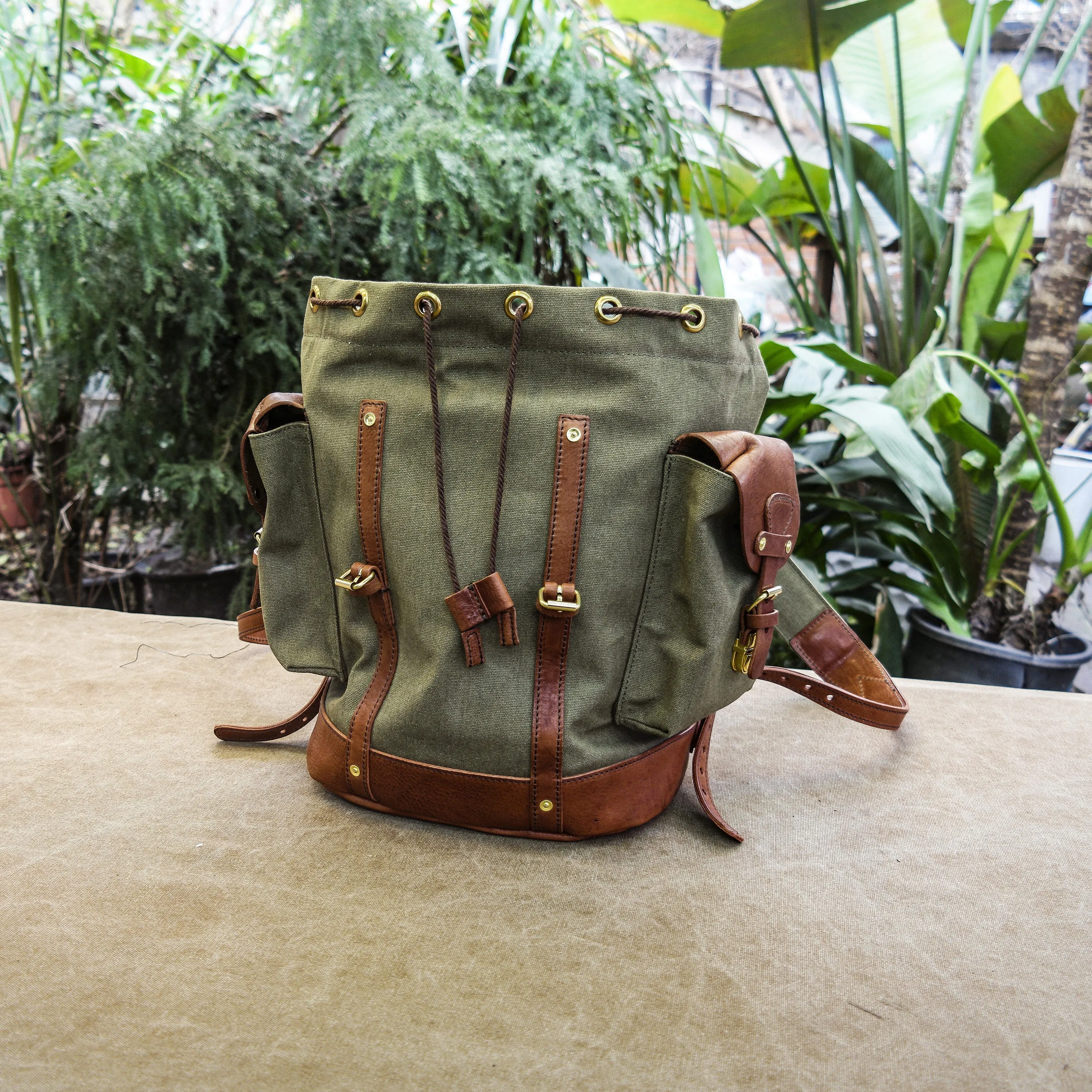 Cowhide canvas backpack, daily commuting and short distance travel backpack