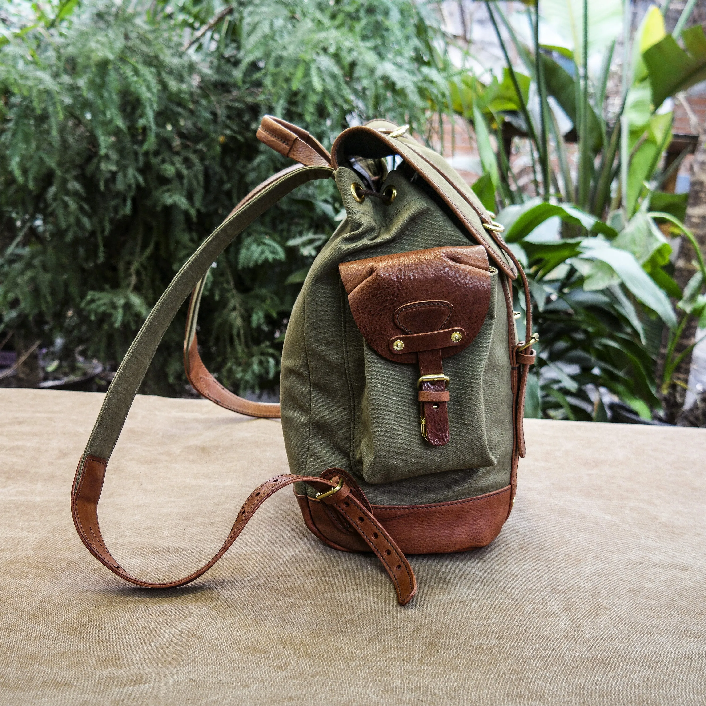Cowhide canvas backpack, daily commuting and short distance travel backpack