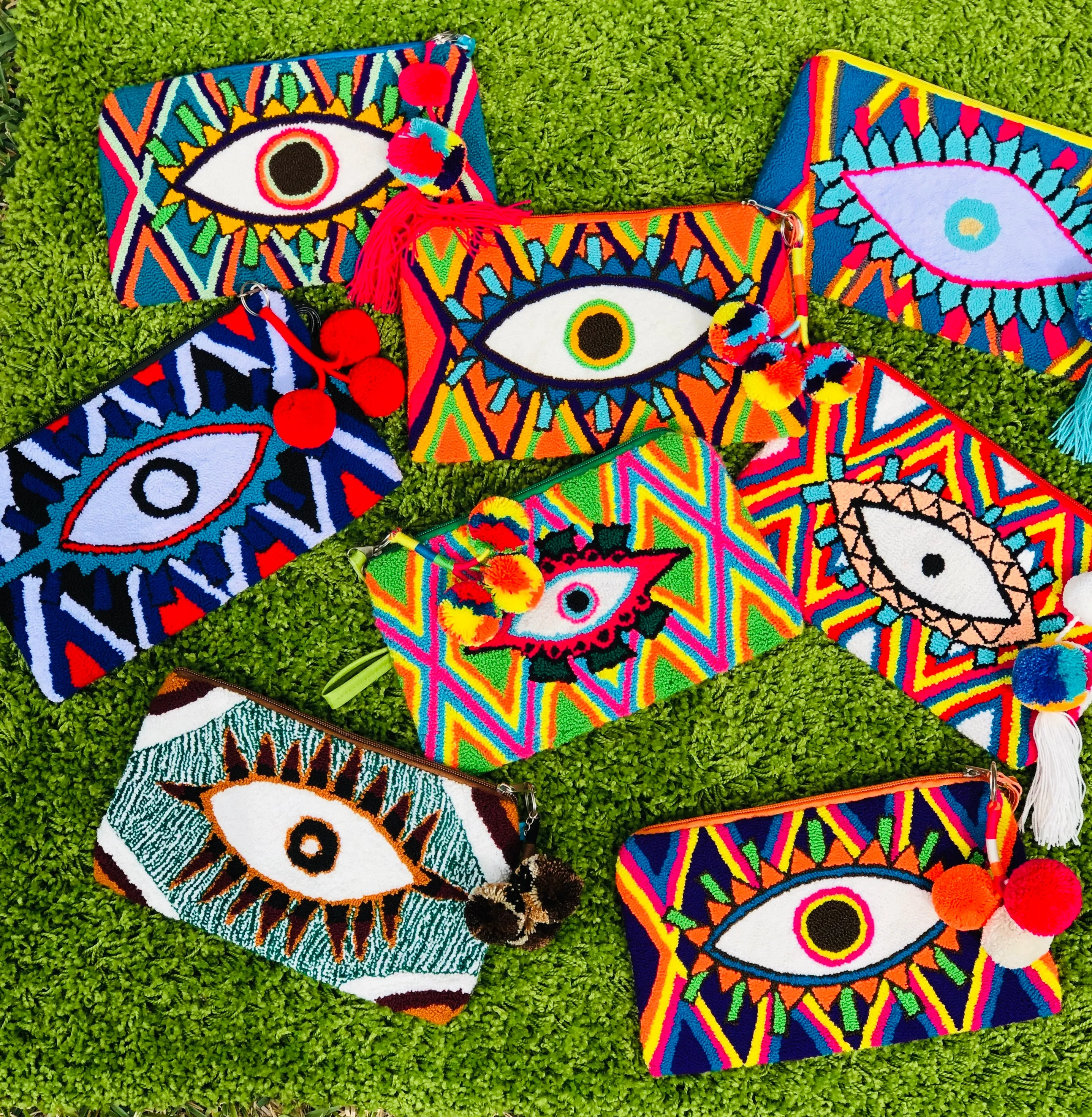 Fuzzy Wayuu Ojitos Wrislet Clutch