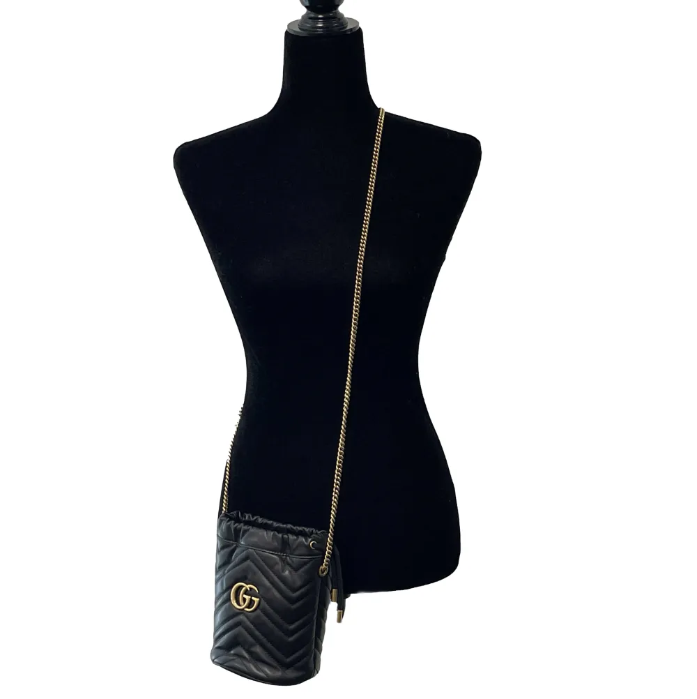 GUCCI - GG Marmont Chevron Leather Bucket Bag Mini Black / Gold Crossbody Bag