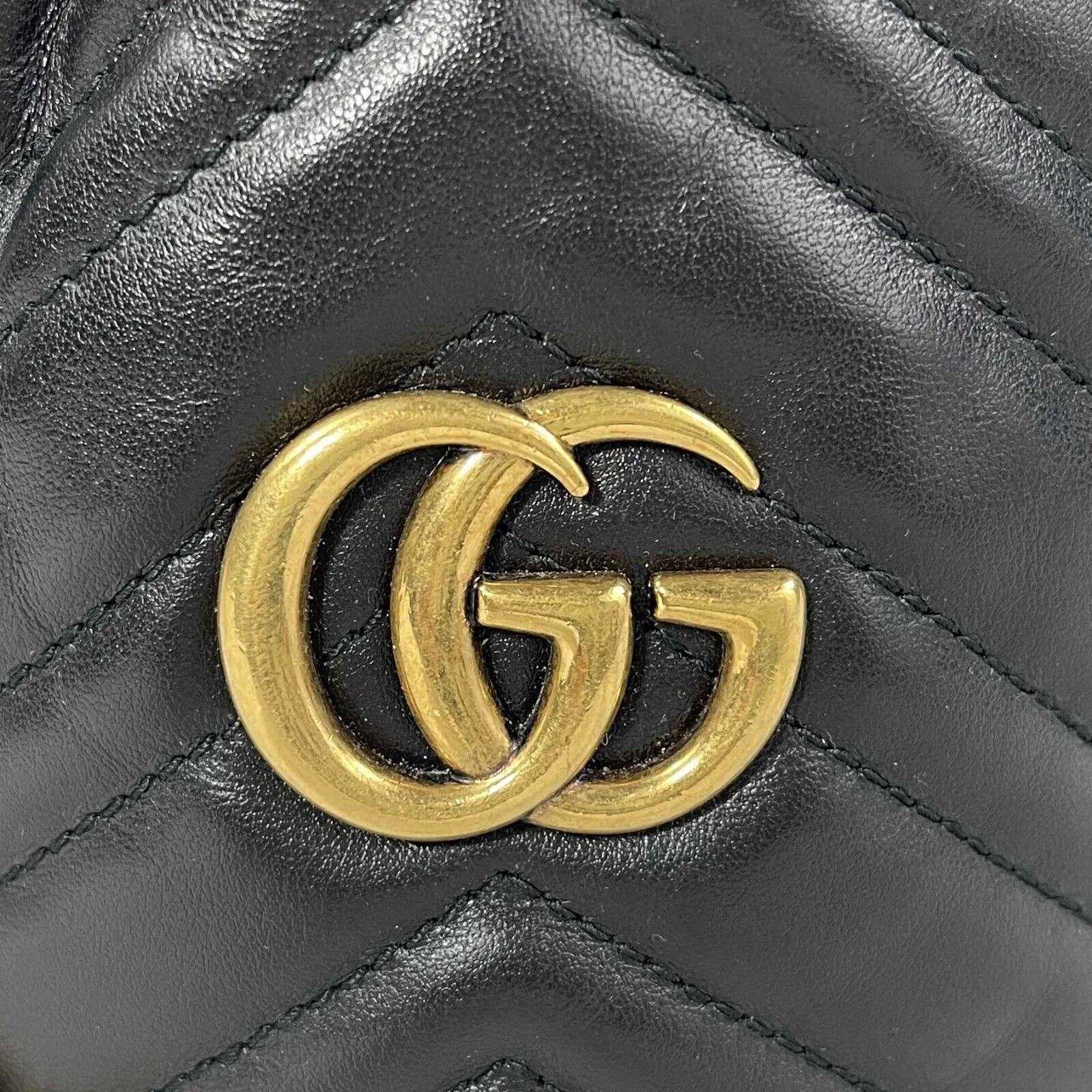 GUCCI - GG Marmont Chevron Leather Bucket Bag Mini Black / Gold Crossbody Bag