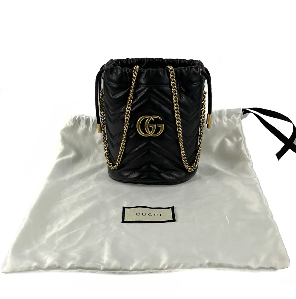 GUCCI - GG Marmont Chevron Leather Bucket Bag Mini Black / Gold Crossbody Bag