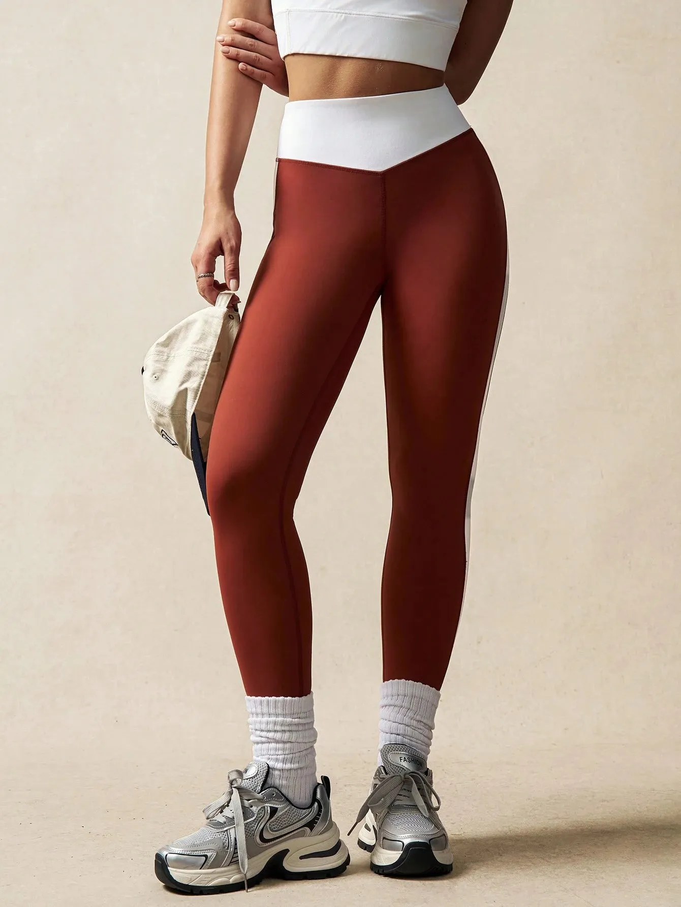 Slim Fit Sports Leggings with Contrasting Color Stitching